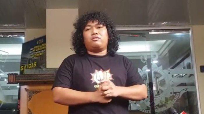 Marshel Widianto usai diperiksa terkait kasus Dea OnlyFans di Polda Metro Jaya pada Kamis (7/4/2022).