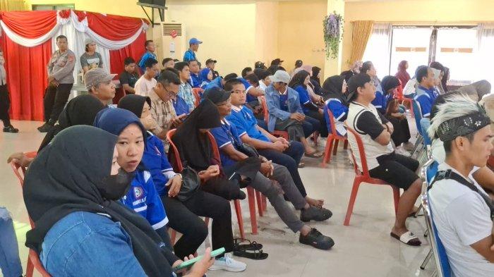 MAY DAY DI TARAKAN- Momen serikat pekerja saat menyampaikan keluhan berkaitan ketenagakerjaan di momen May Day 1 Mei 2025 dalam kegiatan Diskusi Terbuka Ketenaagakerjaan berlangsung di Gedung Serbaguna Pemkot Tarakan.