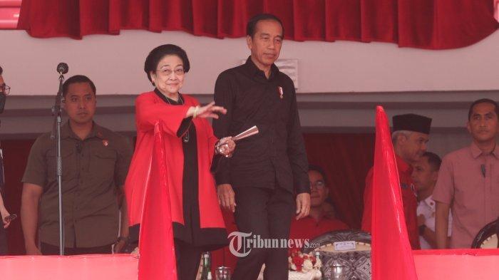 MEGAWATI DAN JOKOWI - Mantan Presiden Joko Widodo bersama Ketua Umum PDI Perjuangan (PDIP) Megawati Soekarnoputri saat menghadiri Puncak Bulan Bung Karno 2023 di Stadion Utama Gelora Bung Karno, Jakarta, Sabtu (24/6/2023). PDI Perjuangan menggelar konsolidasi akbar yang dihadiri ratusan ribu orang relawan, simpatisan hingga kader, sekaligus untuk memperingati puncak Bulan Bung Karno (BBK) dengan bertemakan Kepalkan Tangan Persatuan untuk Indonesia Raya. Ketua Umum PDI-P menyindir Jokowi yang tak mau menunjukkan dokumen ijazahnya jika memang benar asli.