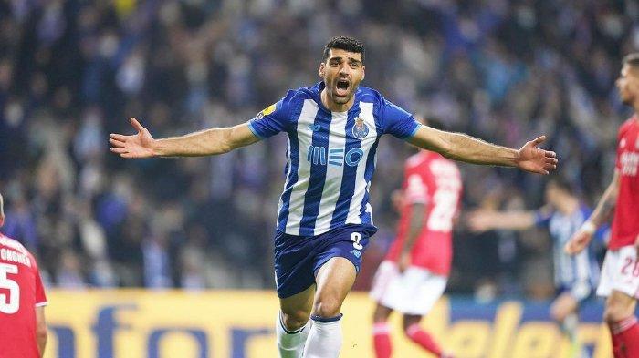 Pemain FC Porto, Mehdi Taremi - Pemain 30 tahun itu sedang dikaitkan dengan klub Liga Italia, AC Milan. Demi melego pemainnya ke Serie A, tim besutan Sergio Conceicao bersedia menurunkan biaya transfer.