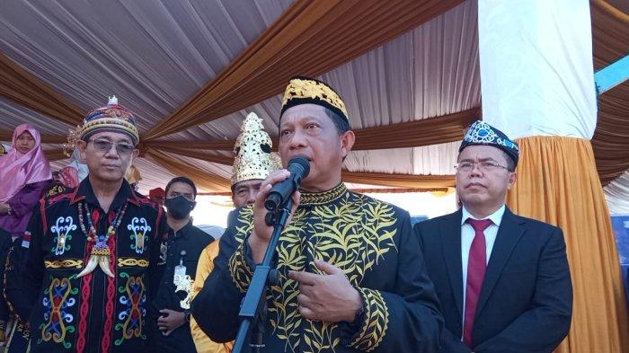 Mendagri Tito Karnavian didampingi Gubernur Kaltara Zainal Paliwang, Wagub Kaltara Yansen Tipa Padan saat melayani pertanyaan wartawan usai upacara HUT ke-10 Kaltara, di Tanjung Selor, Bulungan, Selasa (25/10/2022)