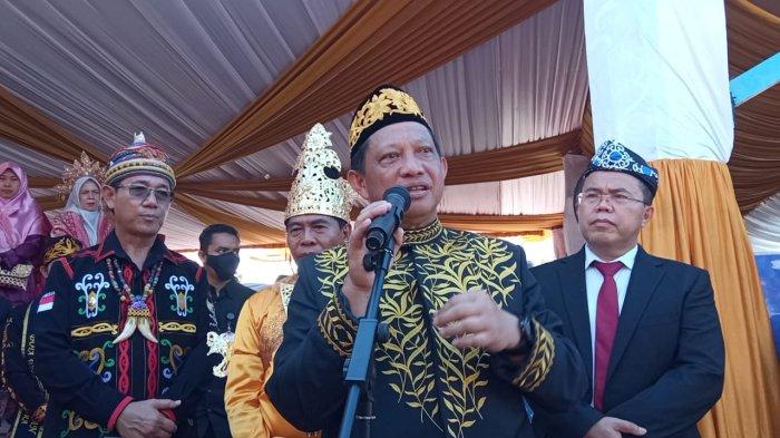 Mendagri Tito Karnavian didampingi Gubernur Kaltara Zainal Paliwang, Wagub Kaltara Yansen Tipa Padan saat melayani pertanyaan wartawan usai upacara HUT ke-10 Kaltara, di Tanjung Selor, Bulungan, Selasa (25/10/2022).