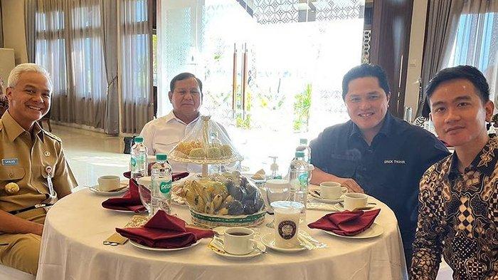 Menhan Prabowo Subianto, Menteri BUMN Erick Thohir, Gubernur Jateng Ganjar Pranowo dan Walikota Solo Gibran Rakabuming sarapan bersama di ruang tunggu Bandara Adi Soemarmo, Solo, Jateng, Senin (24/7/2023). Instagram/@erickthohir