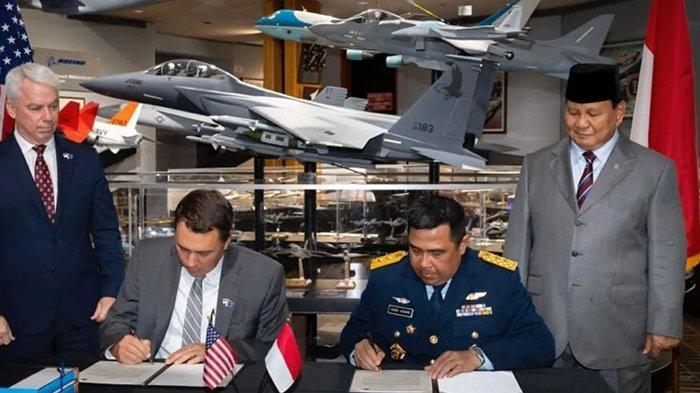 Menhan Prabowo Subianto tengah menyaksikan penandatanganan MoU, dan sesudahnya berkesempatan menengok unit pesawat tempur F-15EX di kantor Boeing.