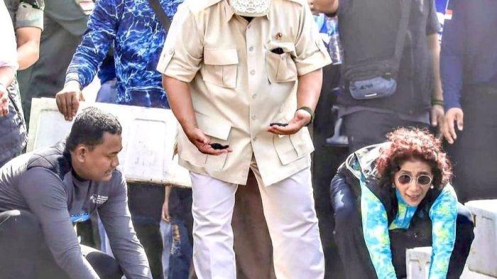 Menhan Prabowo dan Susi Pudjiastuti saat pelepasliaran tukik di Pantai Pangandaran (instagram/@prabowo)