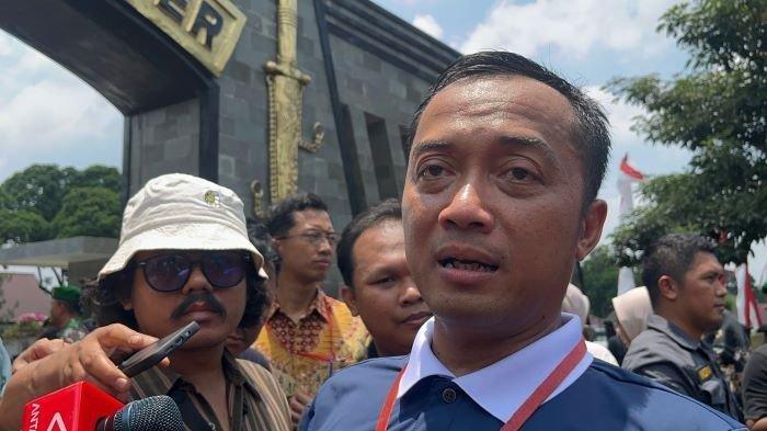 MENSESNEG JADI JUBIR - Menteri Sekretaris Negara (Mensesneg) Prasetyo Hadi usai retreat Kabinet di Akademi Militer (Akmil), Magelang, Jawa Tengah, Minggu (27/10/2024). Mensesneg Prasetyo Hadi diminta jadi Juru Bicara Presiden, ungkap tugasnya tak jaug beda dengan tugas Kantor Komunikasi Kepresidenan atau PCO.