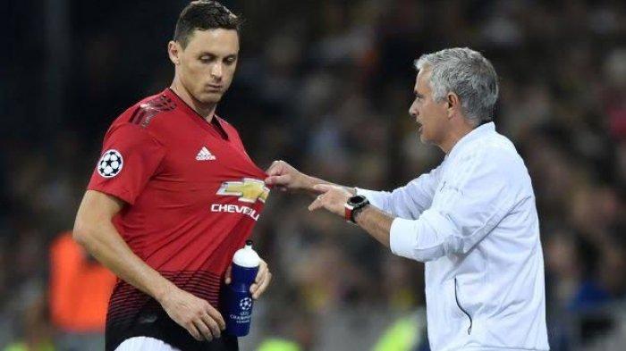 Momen kebersamaan Nemanja Matic dan Jose Mourinho saat masih sama-sama di Manchester United. (Twitter/@kelvinmponzi2)