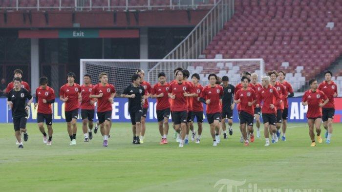 NGEBET BELA JEPANG - Pemain Timnas Jepang melakukan latihan jelang pertandingan Timnas Indonesia melawan Timnas Jepang dalam babak kualifikasi Piala Dunia 2026 Zona Asia di Stadion Utama Gelora Bung Karno, Senayan, Jakarta, Kamis (14/11/2024). Menjelang laga Jepang vs Timnas Indonesia di laga terakhir grup C ronde 3 Kualifikasi Piala Dunia 2026, eks Inter Milan yakni Yuto Nagatomo ngebet bela Samurai Biru untuk mengalahkan Ole Romeny Cs.TRIBUNNEWS/IRWAN RISMAWAN