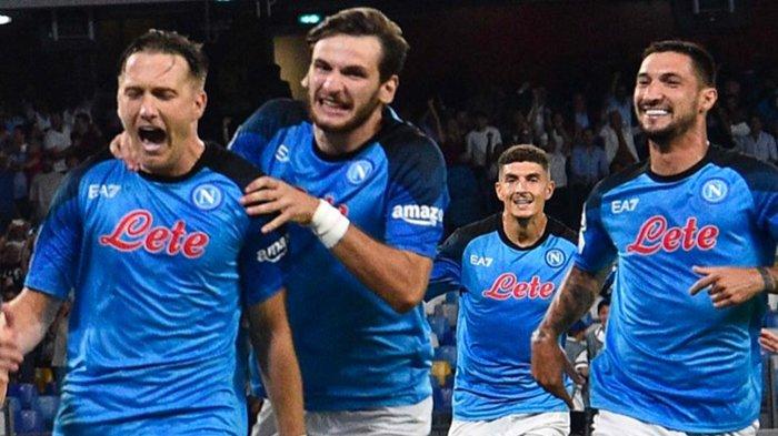 Piotr Zielinski dan para pemain Napoli merayakan gol di Liga Champions 2022/2023. (sscnapoli.it)
