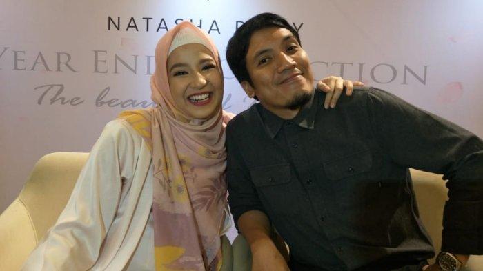 NATASHA DAN DESTA- Natasha Rizki dan Desta saat ditemui usai Launching Alur Cerita by Natasha Rizky di kawasan Gandaria, Jakarta Selatan, Jumat (23/11/2018). Natasha Rizky jadi sorotan netizen usai berkomentar di Instagram Desta yang belum lama ini mengalami kecelakaan saat touring moge.