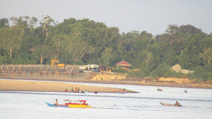 Hasil Verifikasi Dinas Perikanan Malinau, Hanya 30,11 Persen Nelayan Tangkap Punya Legalitas
TRIBUNKALTARA.COM, MALINAU - Dinas Perikanan Kabupaten Malinau mendapatkan laporan total sekira 900 nelayan tangkap di Kabupaten Malinau.
Hasil verifikasi data Dinas Perikanan, hanya 271 nelayan tangkap yang memiliki badan hukum. Atau sekira 30,11 persen dari jumlah data yang dilaporkan.
Ternaung dalam Kelompok Usaha Nelayan. Sebagian besar diantaranya nelayan tangkap yang beroperasi di sepanjang Sungai Sesayap, Kecamatan Malinau Utara dan Malinau Kota.
Kepala Dinas Perikanan Kabupaten Malinau, Muhamad Kadri menerangkan legalitas kelompok usaha penting bukan saja sebagai wadah berserikat.
Legalitas juga penting untuk kepentingan penyaluran bantuan atau program peningkatan taraf hidup nelayan.