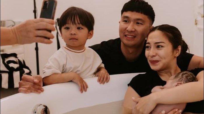Nikita Willy melahirkan anak kedua di Los Angeles dengan metode water birth, didampingi oleh Indra Priawan dan anak pertamanya Issa.