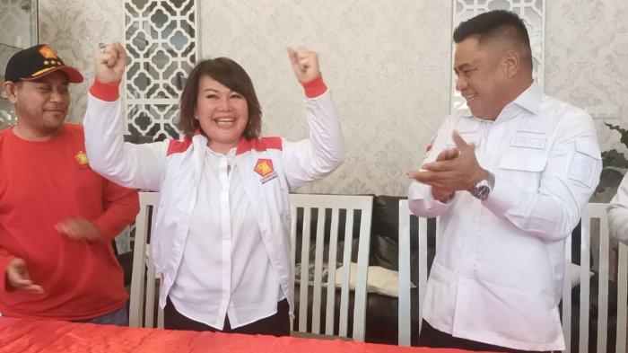Norhayati Andris saat mengenakan pakaian Gerindra sebagai simbolis bergabungnya Norhayati di Gerindra.