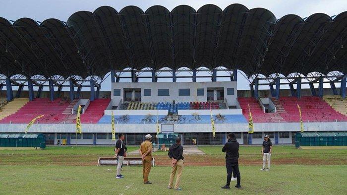 Manajemen Nusantara United FC menjajaki Stadion Benuo Taka, Penajam Paser Utara, Kalimantan Timur, Jumat (2/12/2022). (Dok Nusantara United FC)