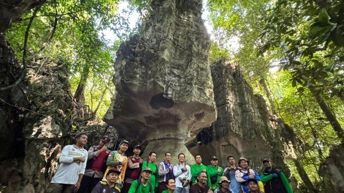 Gubernur Kaltara Zainal A Paliwang saat berada di Objek Wisata Batu Tumpuk di Desa Panca Agung, Tanjung Palas Utara, Bulungan, Kalimantan Utara