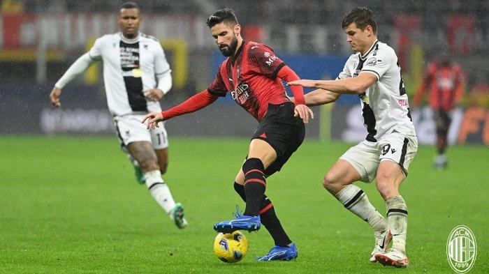 Duel pemain AC Milan, Olivier Giroud melawan penggawa Udinese dalam pertandingan Liga Italia Serie A pekan 11 di Stadion San Siro pada November 2023. Memasuki paruh kedua, striker gaek Rossoneri itu malah tumbang jelang laga tandang ke markas Zebrette.