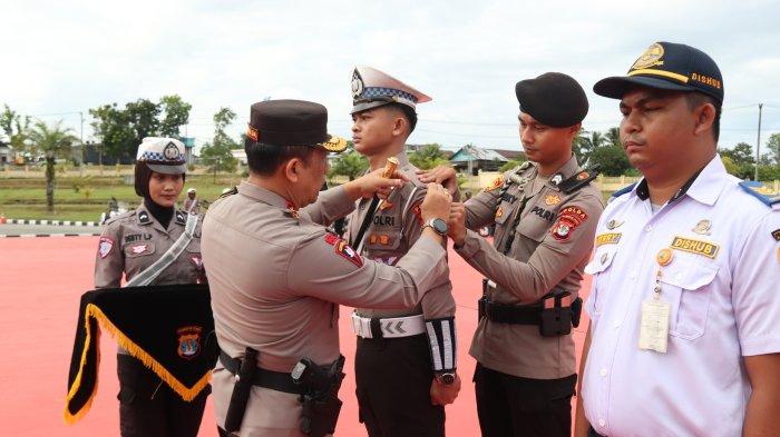 OPERASI PATUH KAYAN - Kapolda Kaltara Irjen Pol Hary Sudwijanto menyematkan tanda operasi kepada personel yang akan bertugas selama Operasi Patuh Kayan 2025, pada saat apel di Mapolda Kaltara, Senin (14/07/2025).