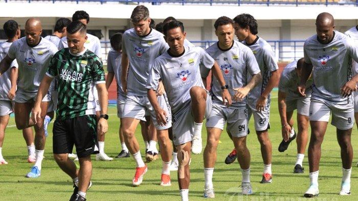 KONDISI PEMAIN PERSIB - Pemain Persib Bandung menjalani official training di Stadion Gelora Bandung Lautan Api (GBLA), Kota Bandung, Jawa Barat, Jumat (31/5/2025). Selain kondisi Marc Klok, juga ada kabar dari David da Silva jelang duel Persib Bandung kontra PSIS Semarang di Liga 1.