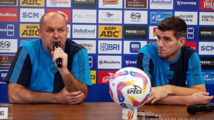 PERSIB PERMALUKAN PSIS - Pelatih Persib Bojan Hodak bersama bek Nick Kuipers memberikan keterangan pada konferensi pers Persib Bandung vs PSBS Biak, di Graha Persib, Jalan Sulanjana, Kota Bandung, Kamis (8/8/2024). Ini respons pelatih Persib Bandung Bojan Hodak seusai Maung Bandung permalukan PSIS Semarang di pekan ke-22 Liga 1 2024/2025.