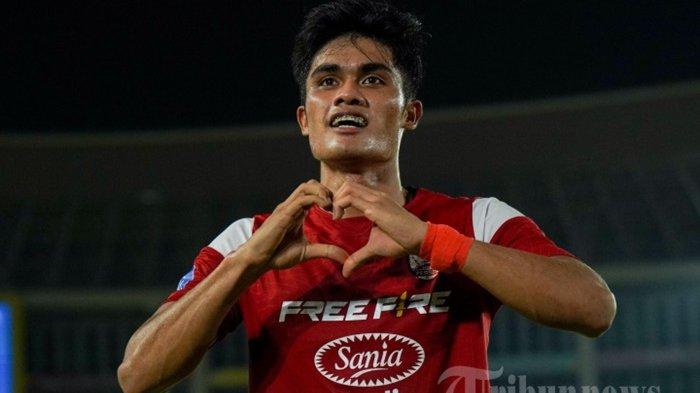 TINGGALKAN PERSIS SOLO - Striker Persis Solo Ramadhan Sananta selebrasi setelah memberikan assist untuk rekannya mencetak gol melawan Borneo FC dalam lanjutan Liga 1 2024/2025 di Stadion Manahan, Solo, Sabtu (19/10/2024) malam. Sosok eks PSM Makassar yang tinggalkan Persis Solo di bursa transfer Liga 1 kali ini yakni Ramadhan Sananta.