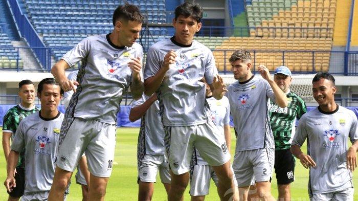 DIPANGGIL TIMNAS - Pemain Persib Bandung menjalani official training di Stadion Gelora Bandung Lautan Api (GBLA), Kota Bandung, Jawa Barat, Jumat (31/5/2025). Berikut ini reaksi pelatih Persib Bandung Bojan Hodak seusai dua penggawa Pangeran Biru di Liga 1 2024/2025 dipanggil ke Timnas.