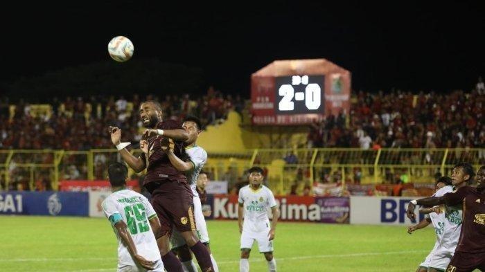 YURAN DISIDANG - Bek PSM Makassar, Yuran Fernandes (merah) duel bola udara saat melawan Persikabo 1973 di Stadion BJ Habibie, Parepare, Kamis (23/11/2023). Gegara unggahan Yuran Fernandes di Instagram pribadinya usai PSM Makassar dikalahkan oleh PSS Sleman 3-1 di Liga 1 ternyata berbuntut panjang, Kapten Juku Eja itu jalani sidang Komdis PSSI.