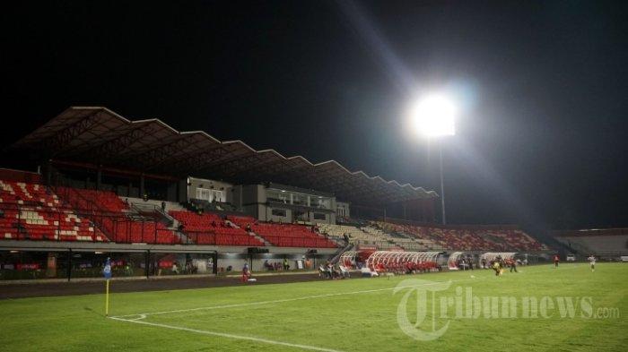 VENUE DUEL - Kondisi malam hari Stadion Kapten I Wayan Dipta, Gianyar, Bali, saat diabadikan beberapa waktu lalu. Penyebab sebenarnya duel PSM Makassar kontra Persija Jakarta di Liga 1 batal digelar di markas Borneo FC, kini pinjam markas Bali United.