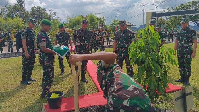 Pandam VI/Mulawarwan, Mayjen Rudy Rachmat Nugraha saat melakukan tanam pohon di korem 092/Maharajalila dalam kunjungan kerjanya (TribunKaltara.com / Desi Kartika)