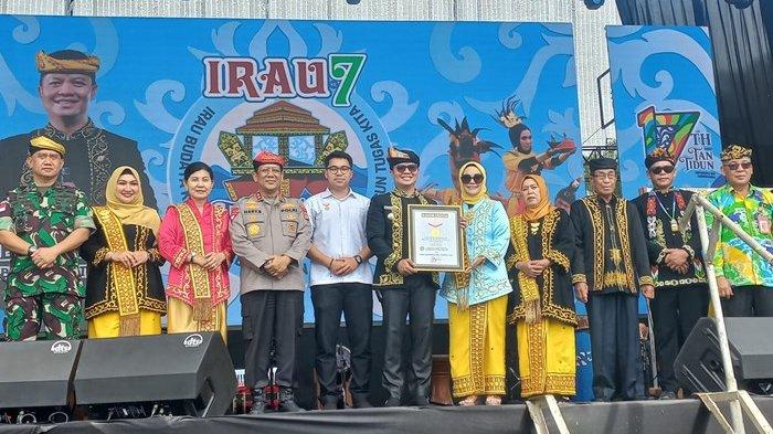 Pangiran Ibrahim Ali Saat Menerima Sertifikat MURI pada Pembukaan IRAU Ke-7 Kabupaten Tana Tidung, Rabu (21/8/2024). (TribunKaltara.com/Rismayanti)