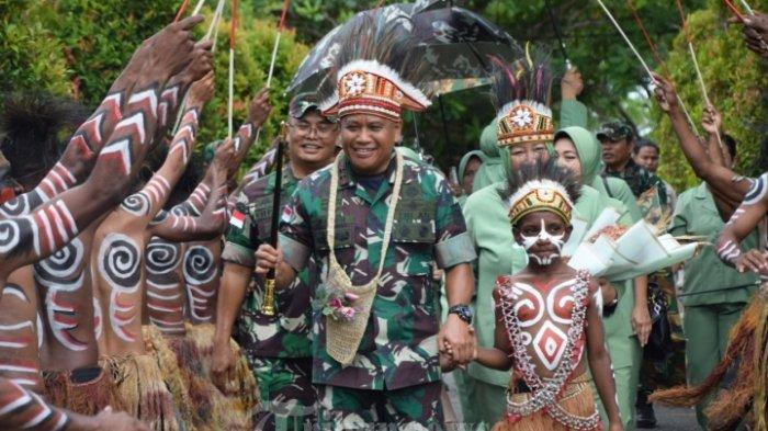Di sela HUT ke-63 Kostrad hari ini, TribunKaltara.com sajikan profil dan biodata Panglima Kostrad atau Pangkostrad Letjen TNI Muhammad Saleh Mustafa.