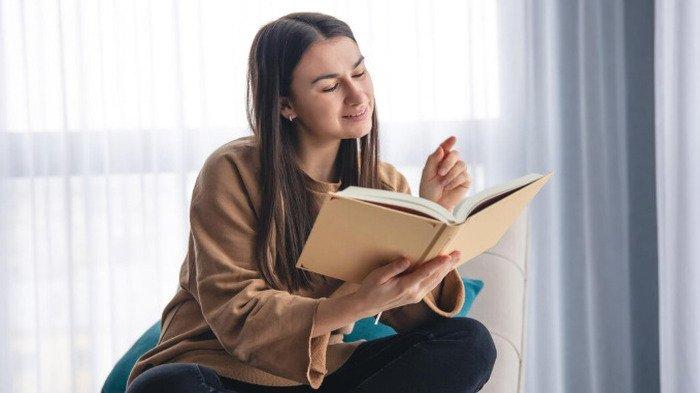 PANTUN BUGIS - Potret wanita membaca buku dari Freepik.com, Selasa (10/6/2025). Lihat kumpulan pantun Bugis berbagai tema berikut ini, referensi penambah ilmu pengetahuan, bagikan di media sosial!
