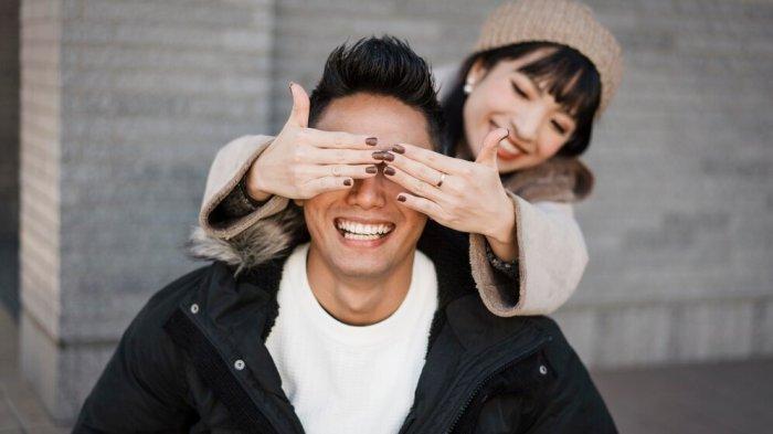 PANTUN GOMBAL ROMANTIS - Foto pasangan diambil dari Freepik.com, Kamis (6/2/2025). Kumpulan pantun gombal buat mantan pacar, rayuan romantis cocok jadi kode ngajak balikan.