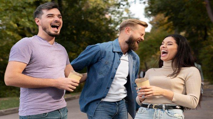 Simak 20 pantun lucu di hari Minggu yang bisa digunakan untuk bercengkrama bersama teman dan keluarga.