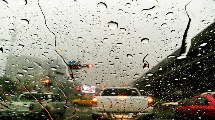 ILUSTRASI PANTUN HUJAN - Kaca mobil yang basah terkena air hujan. Simak kumpulan pantun hujan gombal berikut ini, rayuan romantis yang bisa dikirimkan ke orang tercinta.