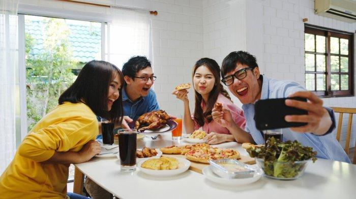 PANTUN MINTA TRAKTIR - Potret makan bersama dari Freepik.com. Kumpulan pantun minta traktir berikut ini, cocok jadi bahan seru-seruan bareng teman di tongkrongan.