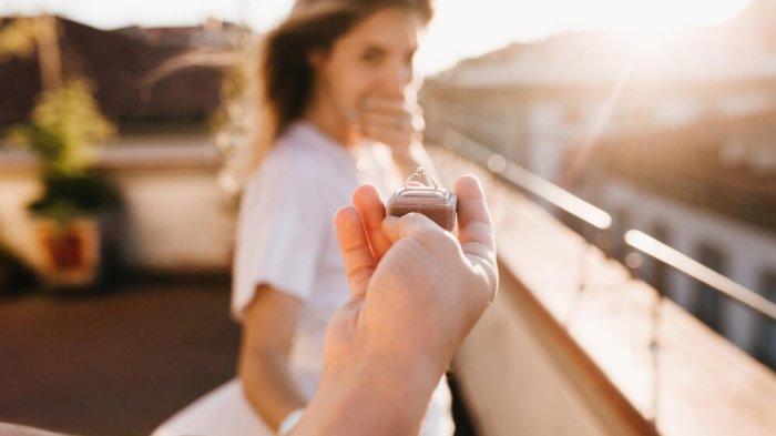 PANTUN LAMARAN - Potret wanita dilamar dari Freepik.com. Lihat kumpulan pantun melamar kekasih berikut, bisa jadi inspirasi cara lamaran yang unik dan berkesan di hati.