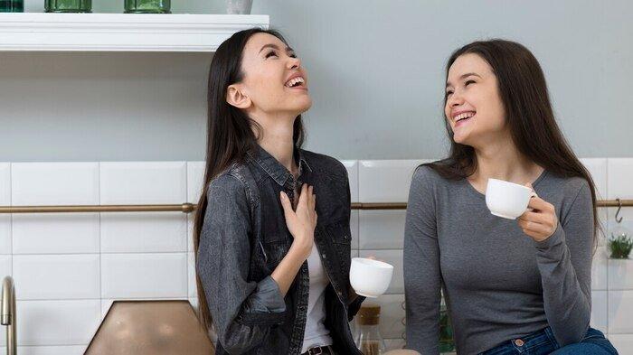 Simak kumpulan pantun berbalas lucu berikut, hiburan seru yang bisa bikin mood jadi naik dan melepas stres.