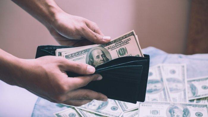PANTUN TEMA REZEKI - Potret orang membuka dompet berisi uang dari Freepik.com. Simak kumpulan pantun tentang Rezeki berikut, berisi nasihat bagi diri sendiri untuk selalu bersyukur dan mencari uang dengan cara halal.