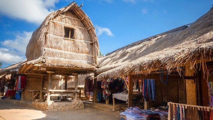 KUMPULAN PANTUN SASAK - Rumah adat suku Sasak, NTB dari Kompas.com. Simak kumpulan pantun Sasak lengkap berbagai tema mulai dari percintaan hingga agama, disertai dengan arti.