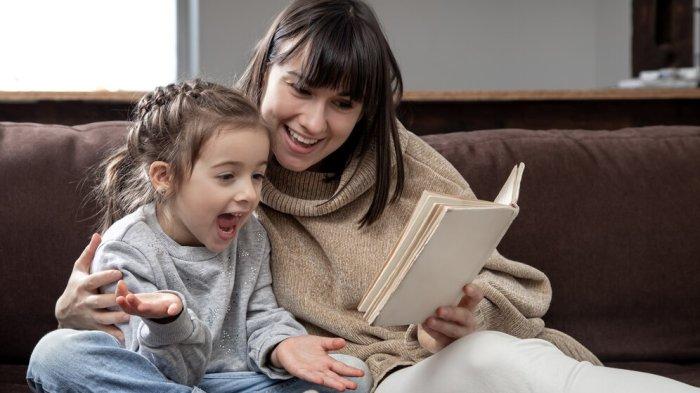 PANTUN LITERASI - Foto ibu membacakan buku untuk anaknya dari Freepik.com, Jumat (7/2/2025). Kumpulan pantun literasi, ajakan gemar membaca buku untuk anak-anak biar wawasan makin luas.