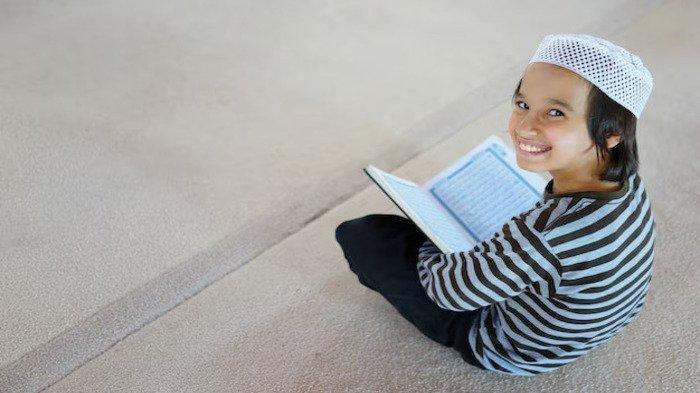 PANTUN ANAK SHOLEH - Potret anak membaca Al Quran. Lihat kumpulan pantun anak sholeh berikut, ajaran mendidik anak bagi orangtua yang penuh dengan nasihat islami.