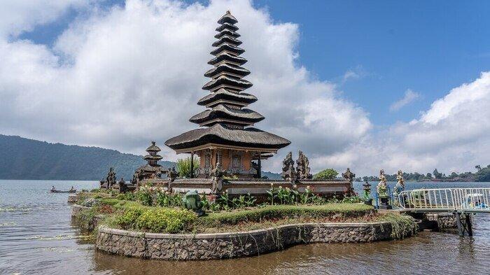 KUMPULAN PANTUN BALI - Foto Pura Ulun Danu Bratan dari Freepik.com. Lihat kumpulan pantun bahasa Bali atau Peparikan berikut ini, lengkap dari berbagai tema mulai dari nasihat hingga lelucon, bagikan lewat sosial media!