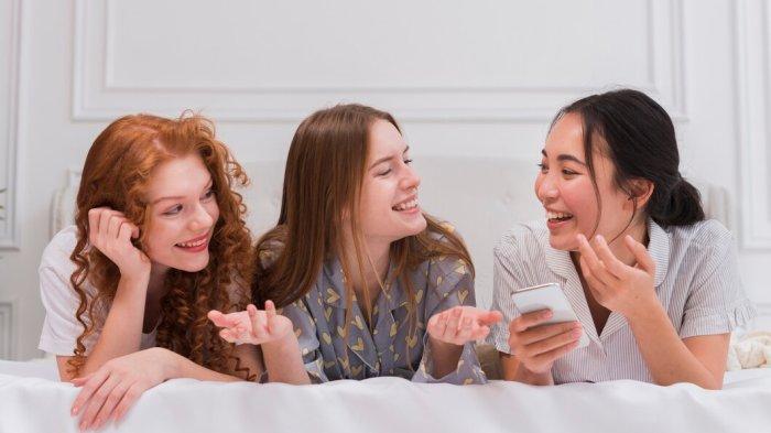 PANTUN BERBALAS LUCU - Potret wanita tertawa bersama dari Freepik.com, Rabu (23/4/2025). Lihat kumpulan pantun berbalas yang lucu dan mengocok perut berikut, bagikan kepada teman atau orang terdekat. (Freepik.com)