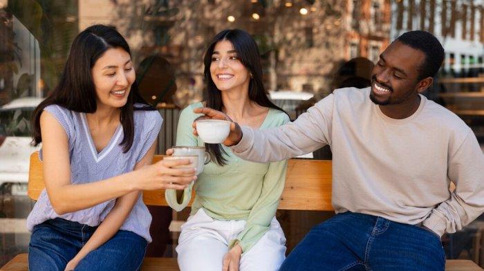 PANTUN LUCU - Potret teman tertawa bersama dari Freepik.com, Rabu (23/4/2025). Lihat kumpulan lucu berikut, bisa digunakan jadi bahan pemecah kebosanan bareng Teman dan sahabat di tongkrongan.
