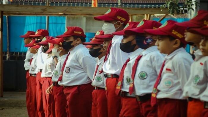 Simak kumpulan pantun berbalas dengan tema pendidikan berikut ini, bisa jadi bahan seru-seruan di sekolah bareng teman.