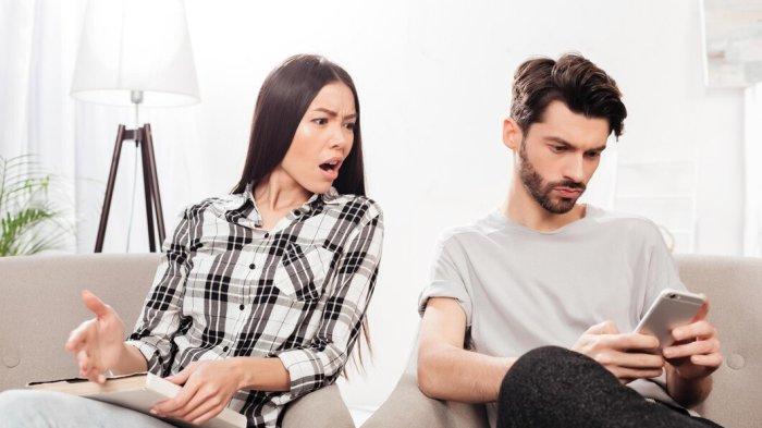 PANTUN CEMBURU - Potret wanita cemburu dengan pasangannya dari Freepik.com. Lihat kumpulan pantun cemburu berikut ini, berisi cara merayu pasangan yang terlanjur ngambek, kirimkan sekarang!