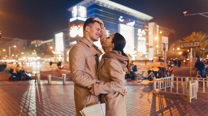 PANTUN MALAM MINGGU - Potret pasangan romantis di malam hari dari Freepik.com. Kumpulan pantun malam minggu, kalimat manis yang bikin baper hingga ajakan kencan.