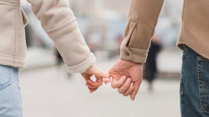 PANTUN NASIHAT PACARAN - Potret jari kelingking dua orang bertautan dari Freepik.com. Kumpulan pantun nasihat pacaran, berisi petuah bijak agar tak jadi budak cinta dan berujung sakit hati.