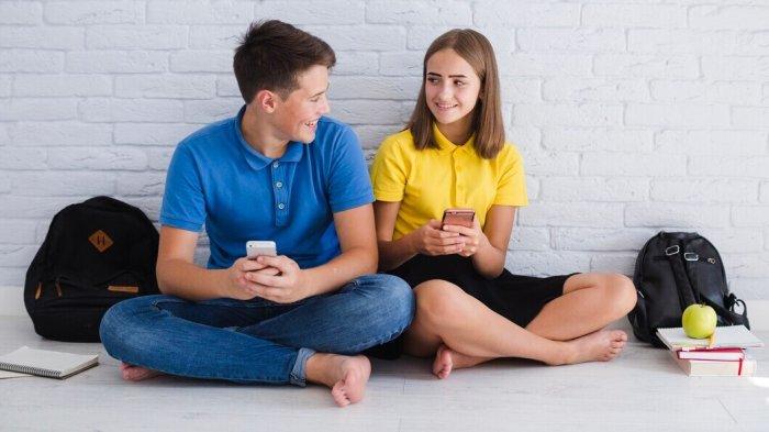PANTUN CINTA REMAJA - Potret remaja dari Freepik.com, Kamis (10/4/2025). Intip kumpulan pantun cinta remaja berikut ini, rayuan manis yang antimainstream untuk luluhkan hati gebetan.