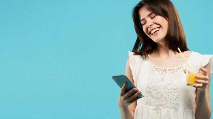 PANTUN BAHASA INGGRIS - Potret wanita melihat smartphone sambil tersenyum dari Freepik.com. Simak kumpulan pantun gombal bahasa Inggris berikut ini, cara jitu bikin pasangan kesengsem auto salah tingkah.
